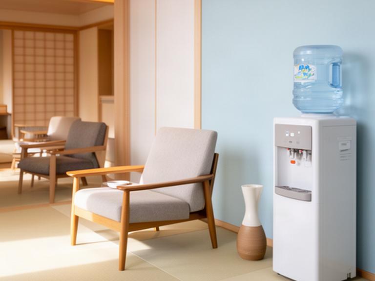 湯上がりに腰掛けて静かに休める椅子と給水設備のある休憩スペース
