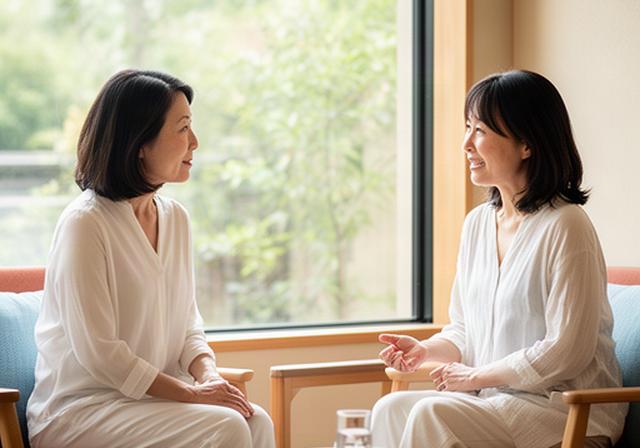柔らかな自然光が入る館内で、母と娘が会話を楽しむ様子