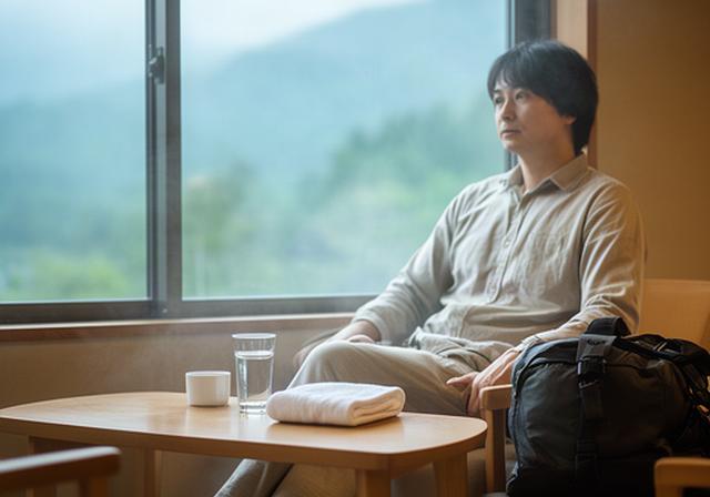 日高の自然を訪れた旅行者が、観光のあとに温泉で落ち着いて休息する様子